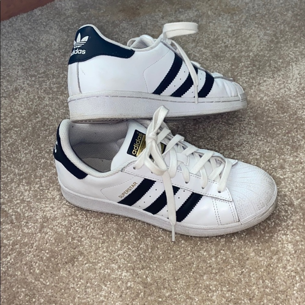 La marque aux 3 bandes adidas shoes